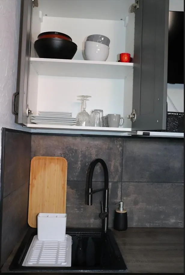 Agreable Studio Avec Sa Terrasse Exterieure Entierement Amenage A 5 Min De La Mer Cannes