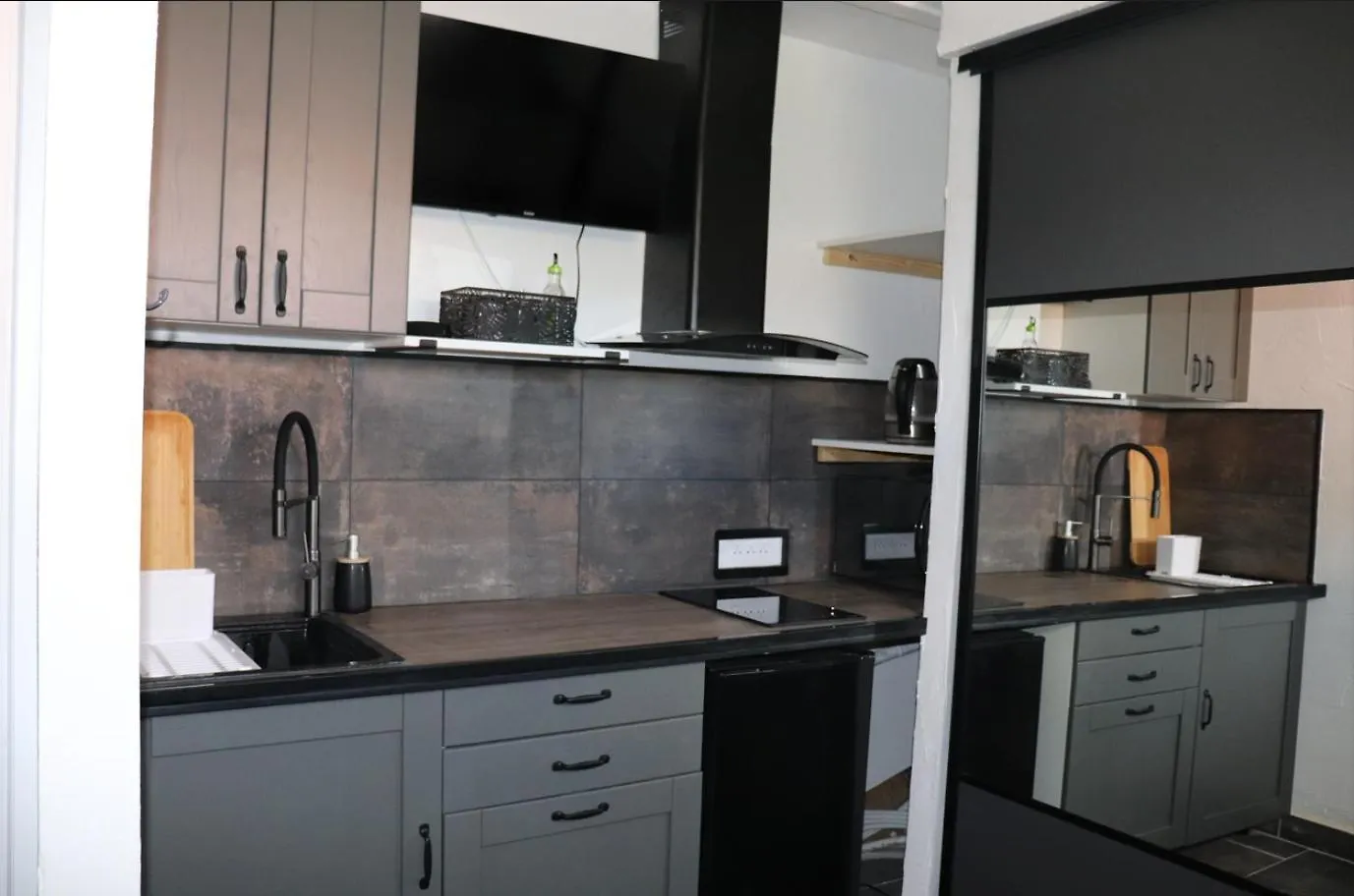 Agreable Studio Avec Sa Terrasse Exterieure Entierement Amenage A 5 Min De La Mer Cannes