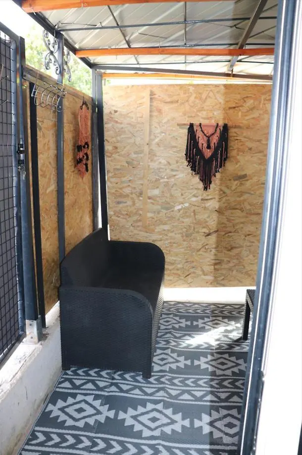 Agreable Studio Avec Sa Terrasse Exterieure Entierement Amenage A 5 Min De La Mer Cannes